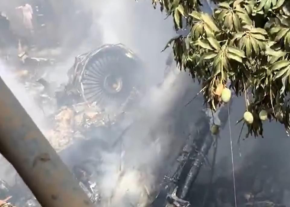 pakistan-plane-crash-9.jpg