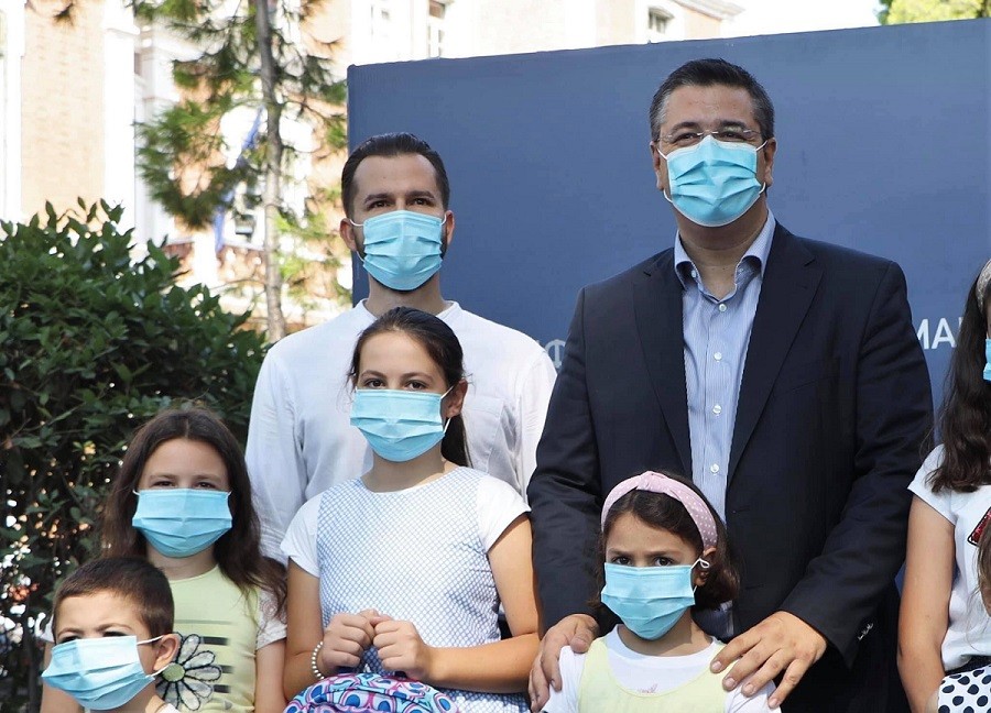 tzitzikostas-aslanidis-sxolikes-tsantes.jpg