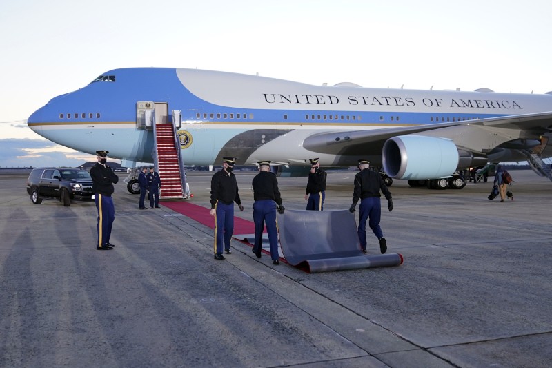 ntonald-trump-kokkino-xali-aeroplano.jpg