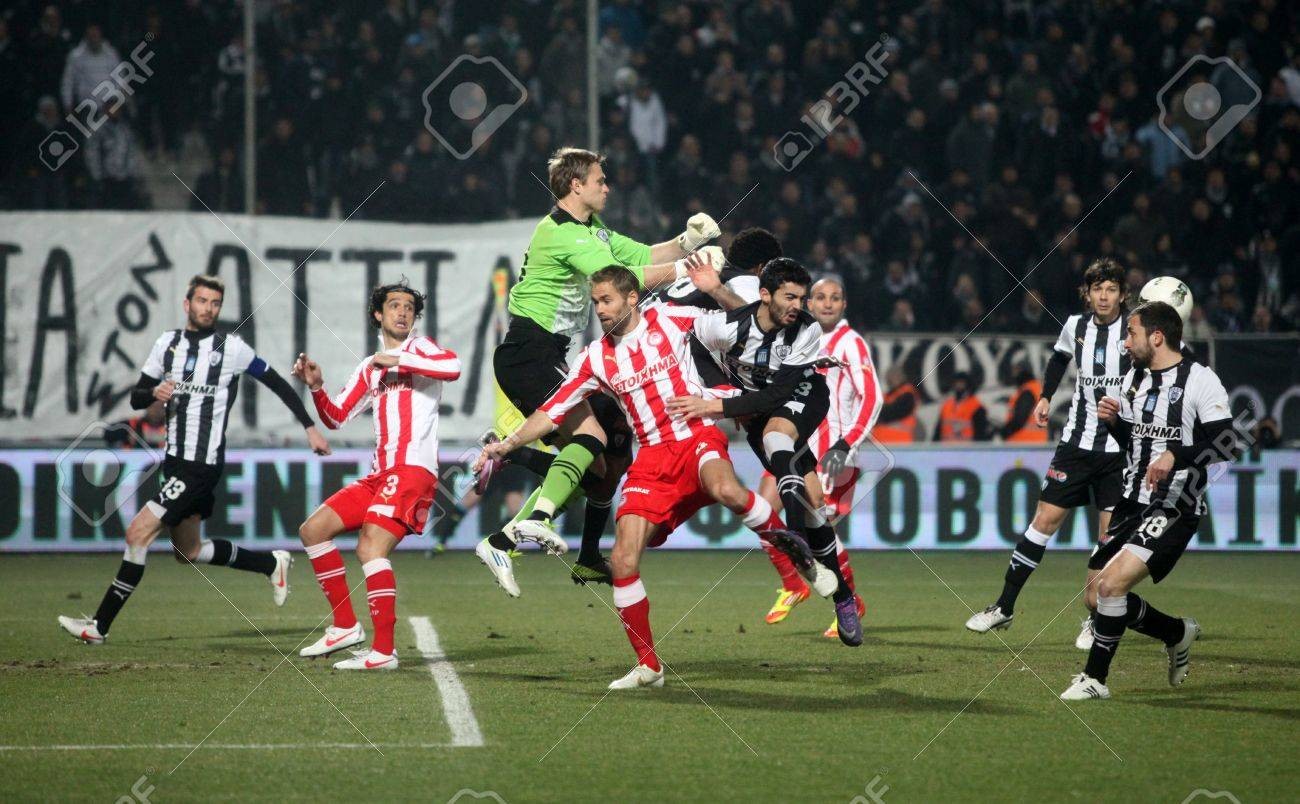 12257394-thessaloniki-greece-february-5-olof-mellberg-with-red-dario-kresic-goalkeeper-dimitris-salpigidis-r.jpg