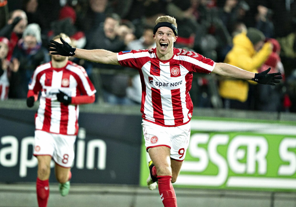 23351658-aab.jpg
